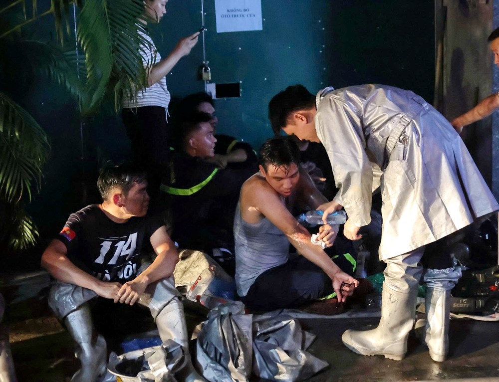 Cứu 5 người mắc kẹt trong vụ cháy đêm qua tại Hà Nội  - ảnh 4