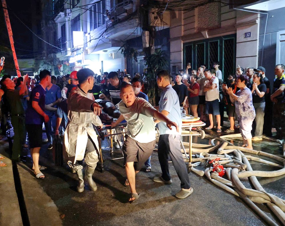 Cứu 5 người mắc kẹt trong vụ cháy đêm qua tại Hà Nội  - ảnh 3