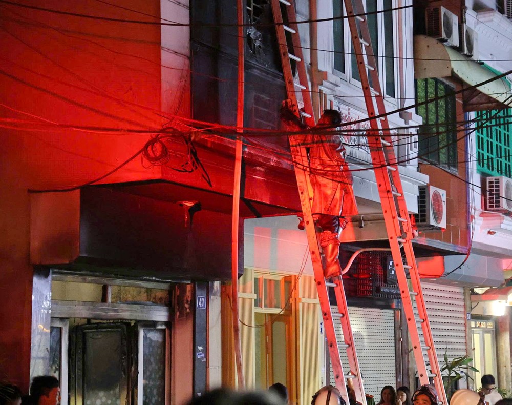 Cứu 5 người mắc kẹt trong vụ cháy đêm qua tại Hà Nội  - ảnh 2