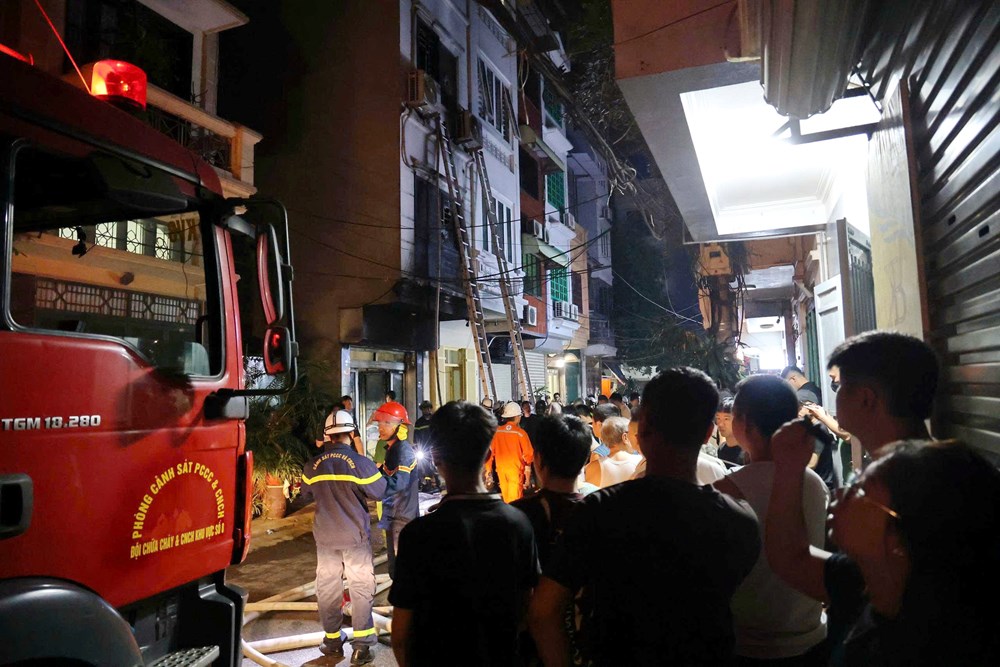 Cứu 5 người mắc kẹt trong vụ cháy đêm qua tại Hà Nội  - ảnh 1