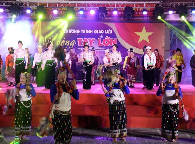  “Nối vòng tay lớn” chào mừng Ngày Văn hóa các dân tộc Việt Nam  - ảnh 10