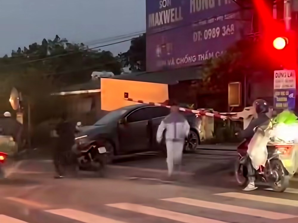 Nguy hiểm chực chờ tại các điểm giao đường sắt - ảnh 1