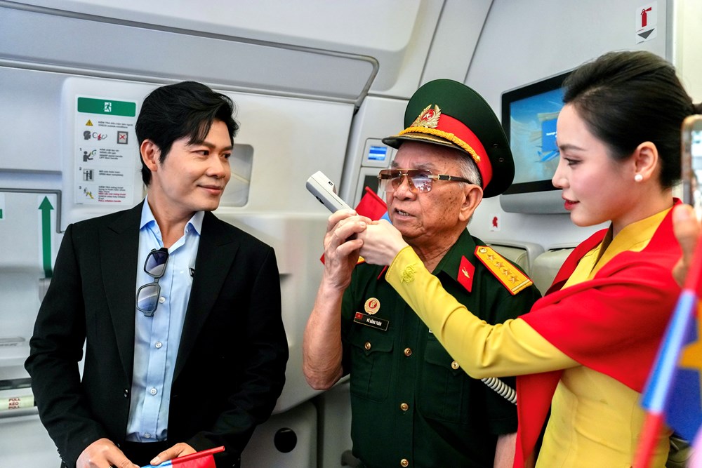 Chuyến bay đặc biệt kỷ niệm 51 năm Ngày Giải phóng miền Nam - ảnh 4