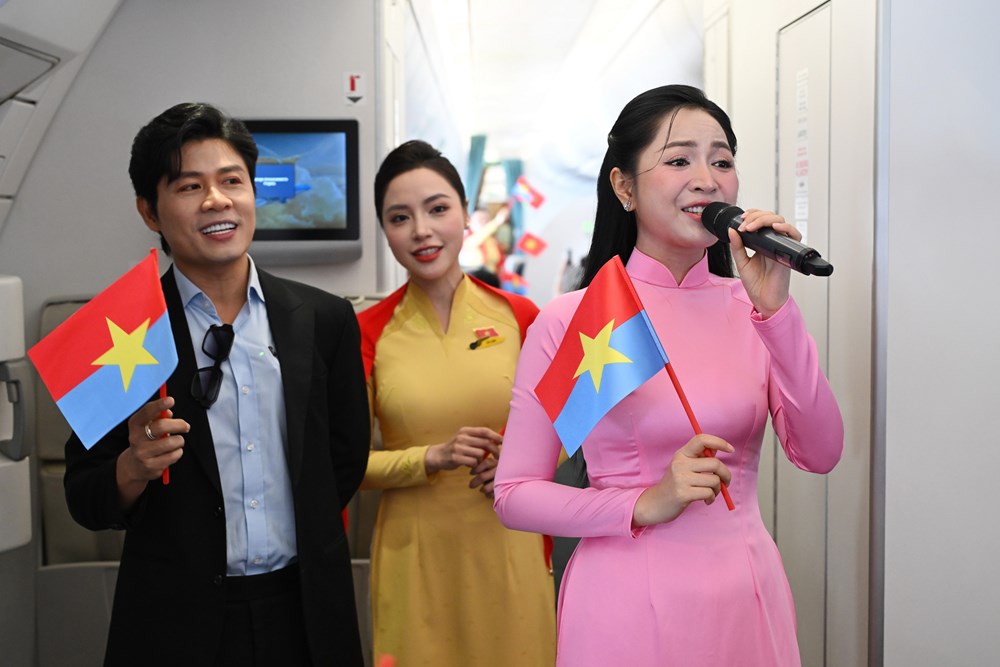 Chuyến bay đặc biệt kỷ niệm 51 năm Ngày Giải phóng miền Nam - ảnh 5