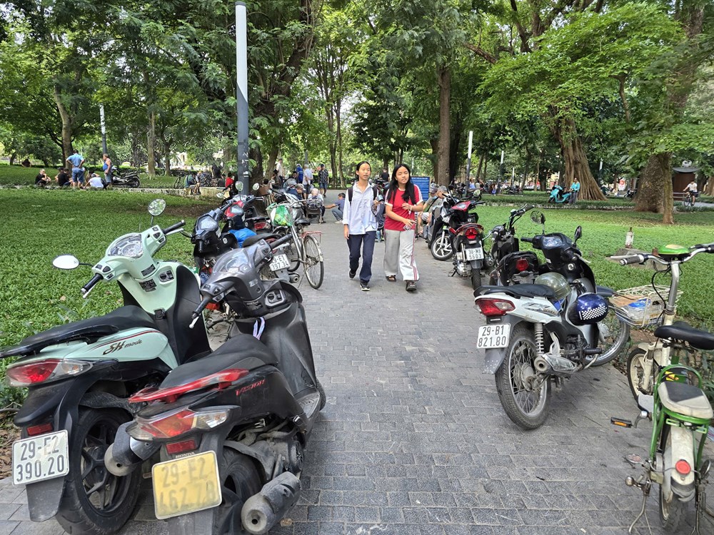 Nhếch nhác và lộn xộn tại Công viên Lê Nin - ảnh 18