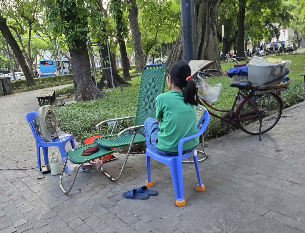 Nhếch nhác và lộn xộn tại Công viên Lê Nin - ảnh 16