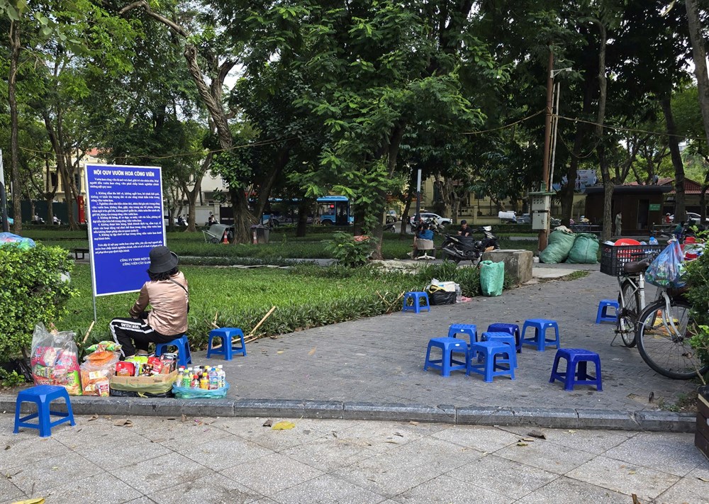 Nhếch nhác và lộn xộn tại Công viên Lê Nin - ảnh 17