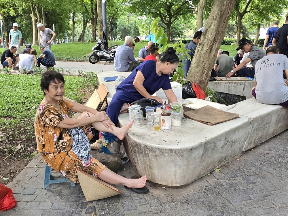 Nhếch nhác và lộn xộn tại Công viên Lê Nin - ảnh 15