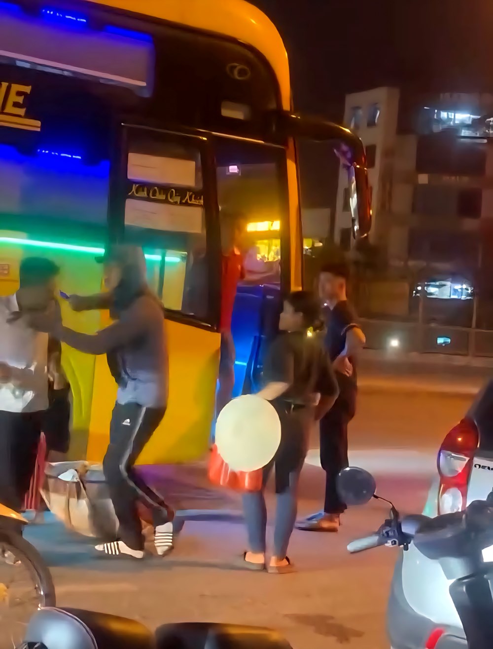 Bắt đối tượng dí dao ép hai vợ chồng trả 700 nghìn tiền xe ôm - ảnh 2
