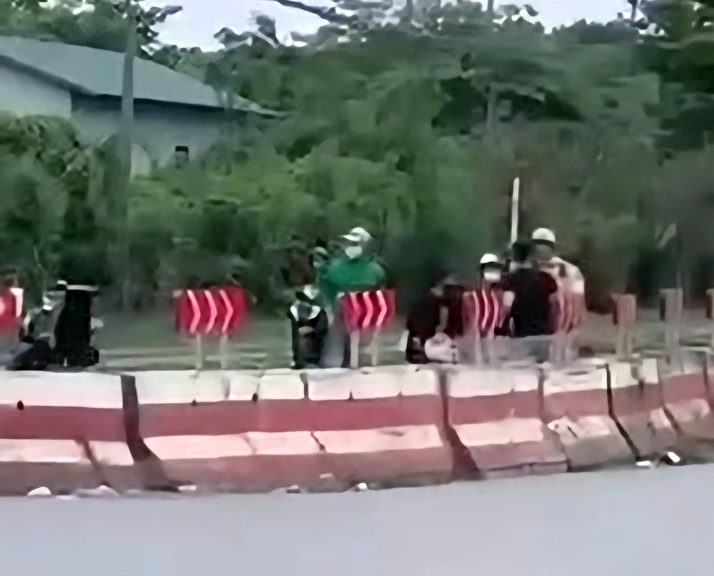 Khởi tố thanh niên tấn công CSGT khi bị kiểm tra nồng độ cồn - ảnh 1