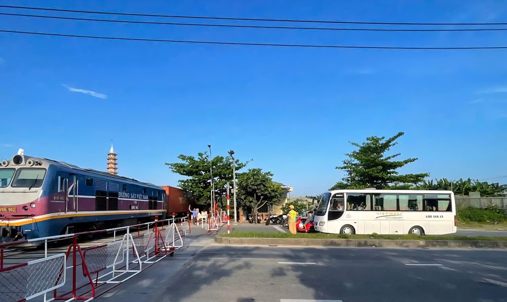 Bị phạt đến 20 triệu đồng nếu cố tình vượt đường ngang đường sắt    - ảnh 1