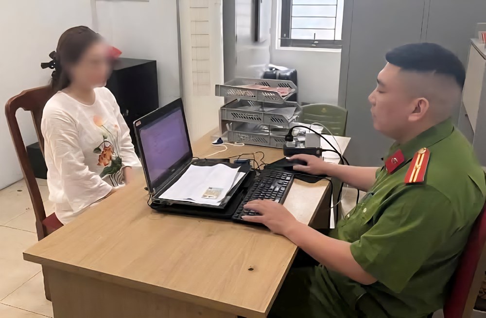 Xử lý người phụ nữ chửi bới, tát tài xế ô tô sau va chạm xe - ảnh 1