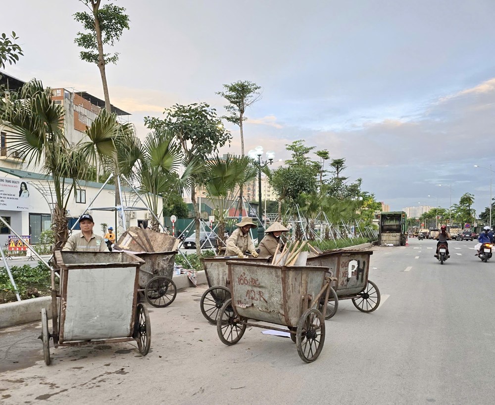 Thu gom rác giữa lòng đường Vành đai 2,5, tiềm ẩn tai nạn giao thông - ảnh 5