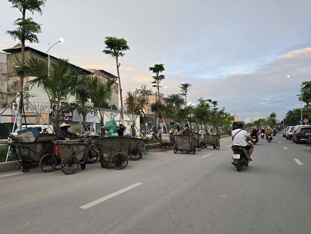 Thu gom rác giữa lòng đường Vành đai 2,5, tiềm ẩn tai nạn giao thông - ảnh 4