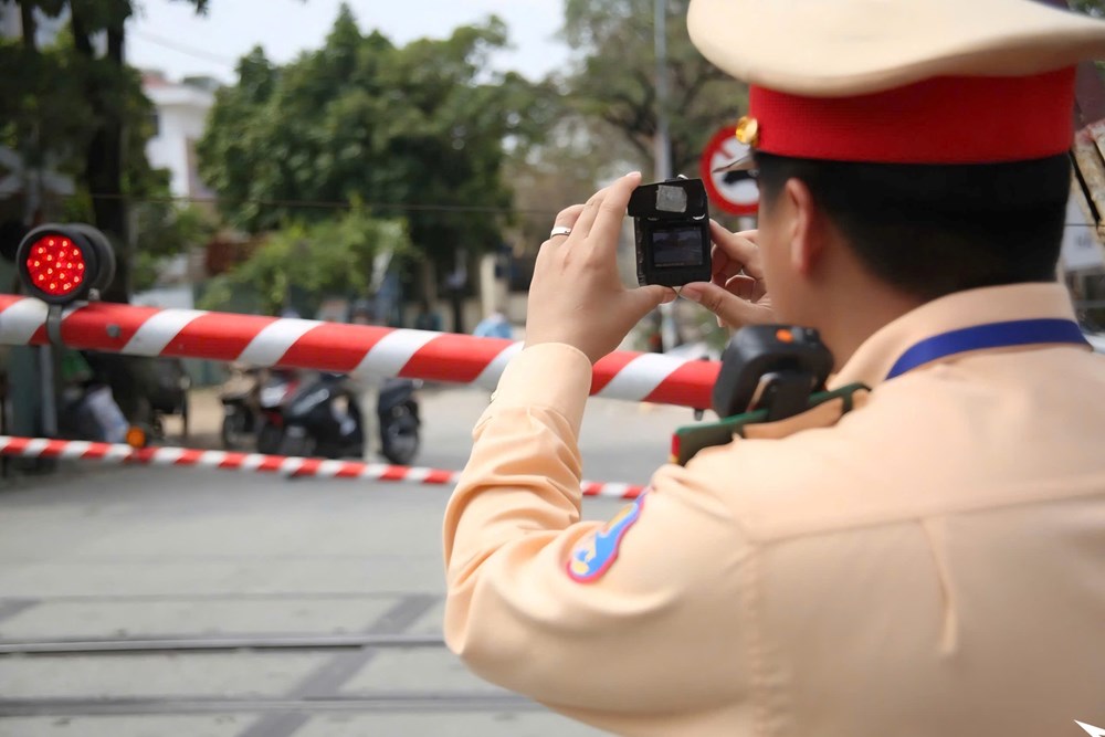Xử lý nhiều trường hợp vi phạm giao thông đường sắt qua camera giám sát - ảnh 1