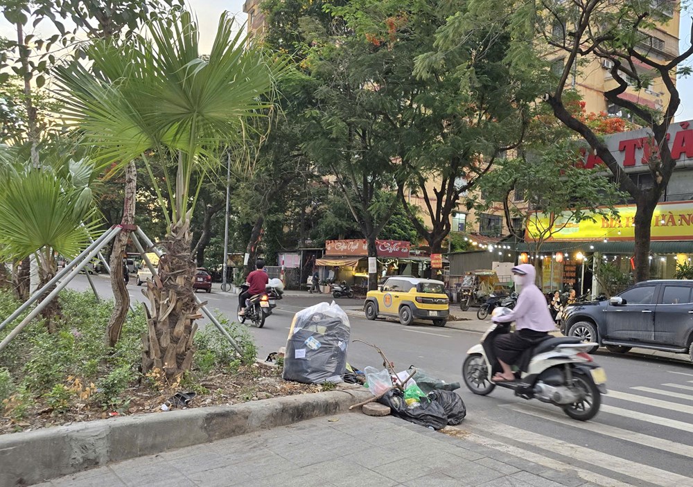 Thu gom rác giữa lòng đường Vành đai 2,5, tiềm ẩn tai nạn giao thông - ảnh 9