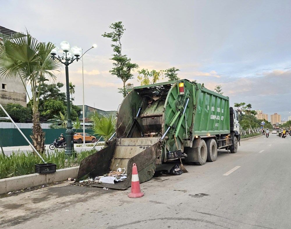 Thu gom rác giữa lòng đường Vành đai 2,5, tiềm ẩn tai nạn giao thông - ảnh 3