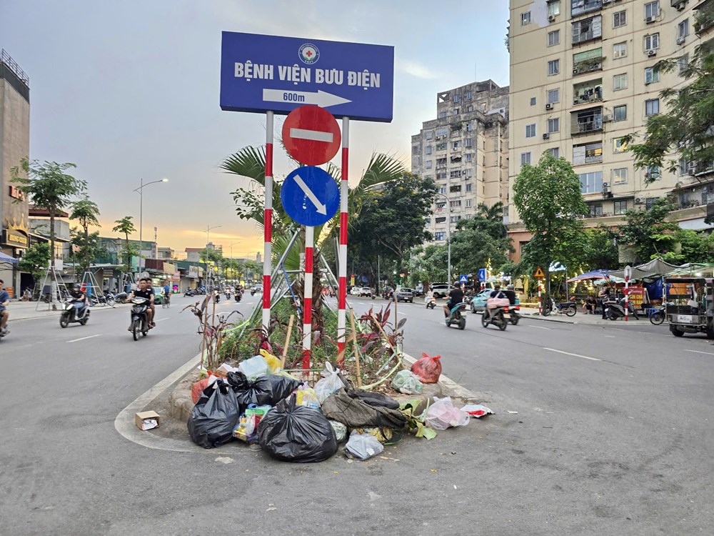 Thu gom rác giữa lòng đường Vành đai 2,5, tiềm ẩn tai nạn giao thông - ảnh 1