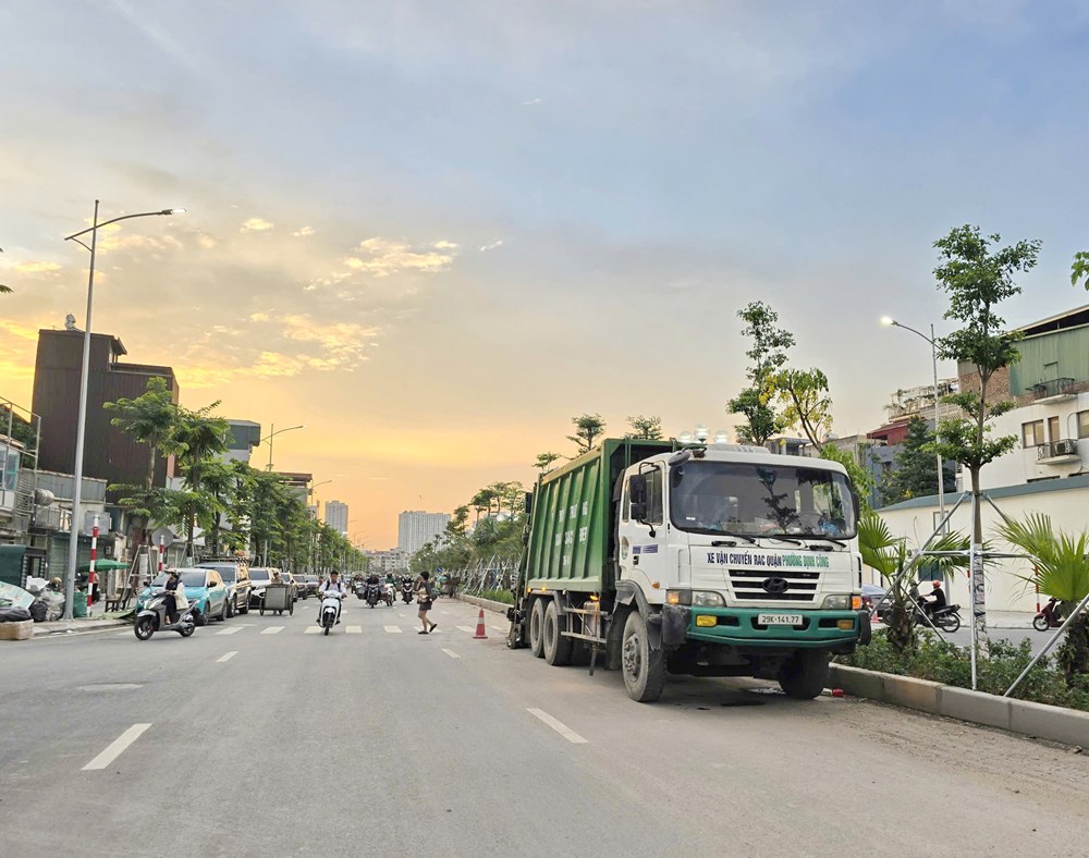 Thu gom rác giữa lòng đường Vành đai 2,5, tiềm ẩn tai nạn giao thông - ảnh 2