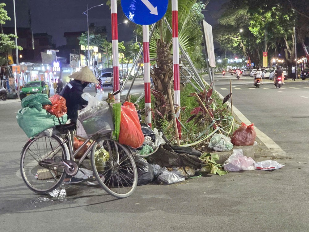 Thu gom rác giữa lòng đường Vành đai 2,5, tiềm ẩn tai nạn giao thông - ảnh 7