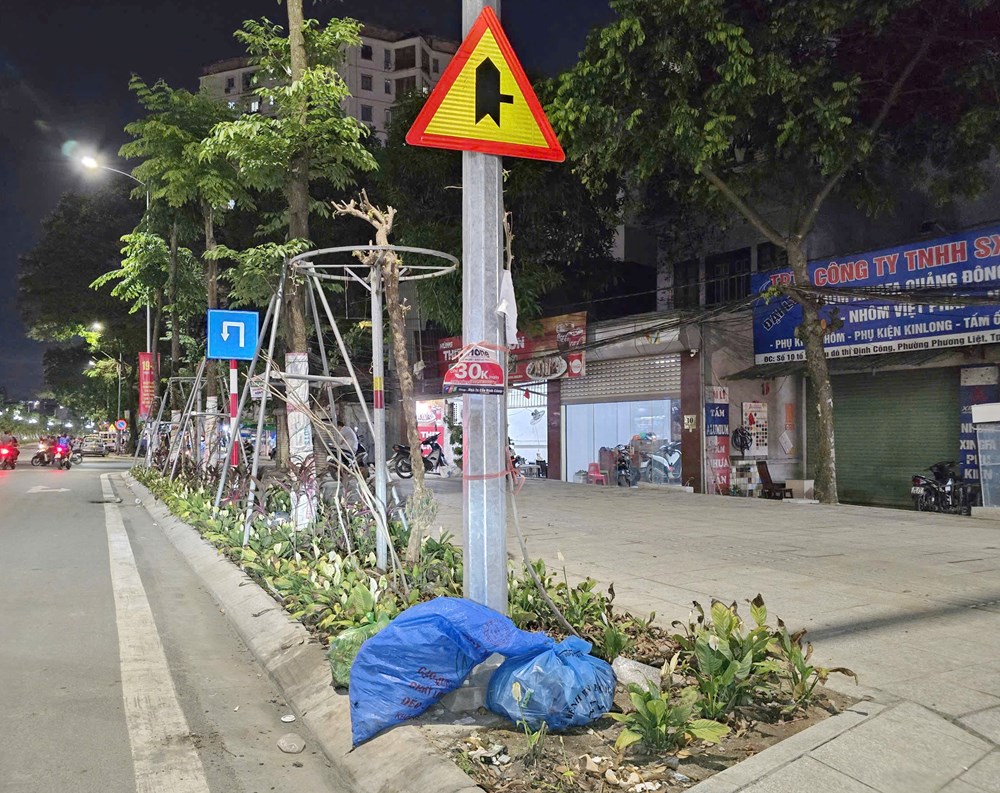 Thu gom rác giữa lòng đường Vành đai 2,5, tiềm ẩn tai nạn giao thông - ảnh 8
