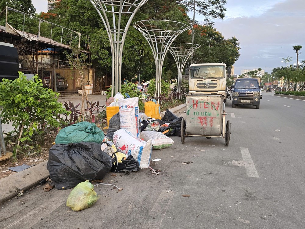 Thu gom rác giữa lòng đường Vành đai 2,5, tiềm ẩn tai nạn giao thông - ảnh 10