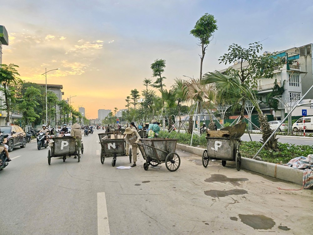 Thu gom rác giữa lòng đường Vành đai 2,5, tiềm ẩn tai nạn giao thông - ảnh 6