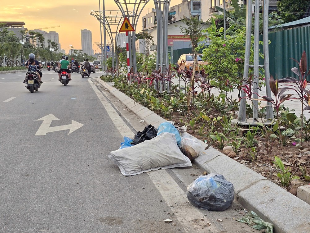 Thu gom rác giữa lòng đường Vành đai 2,5, tiềm ẩn tai nạn giao thông - ảnh 11