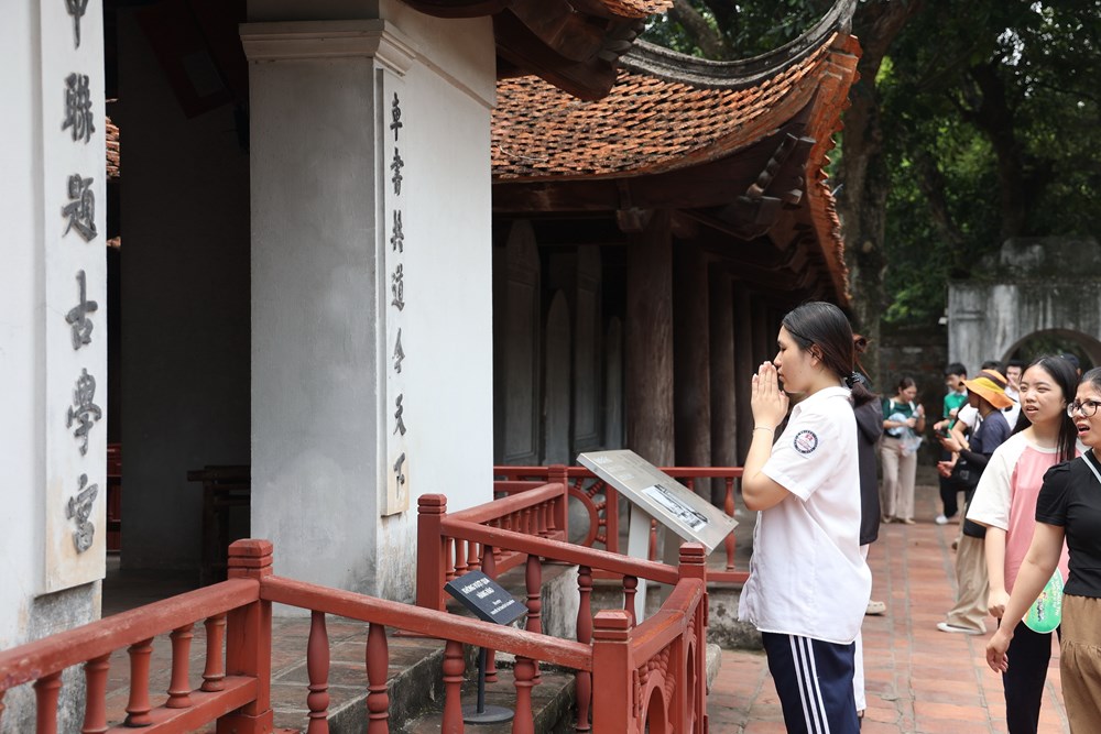Phụ huynh và học sinh đổ về Văn Miếu cầu may trước kì thi vào lớp 10  - ảnh 3