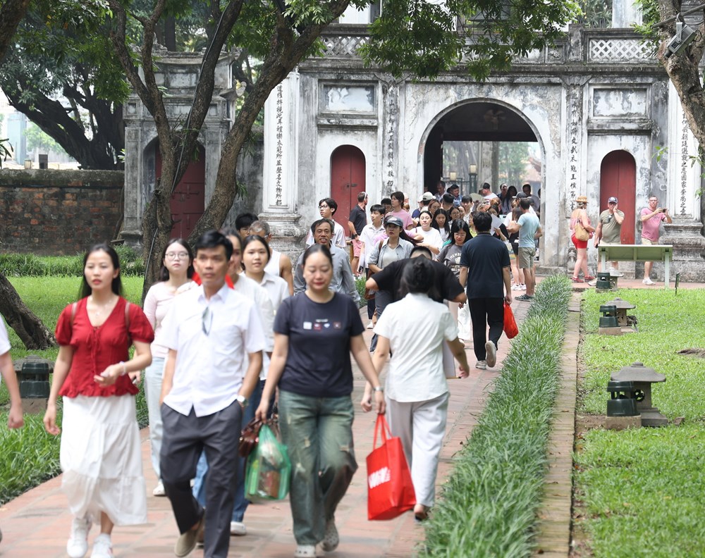 Phụ huynh và học sinh đổ về Văn Miếu cầu may trước kì thi vào lớp 10  - ảnh 1
