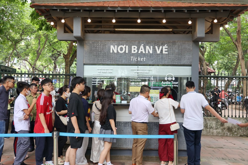 Phụ huynh và học sinh đổ về Văn Miếu cầu may trước kì thi vào lớp 10  - ảnh 2