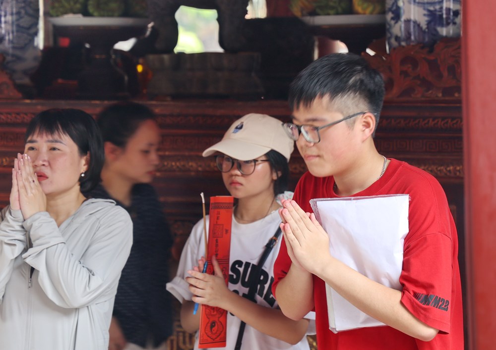 Phụ huynh và học sinh đổ về Văn Miếu cầu may trước kì thi vào lớp 10  - ảnh 6