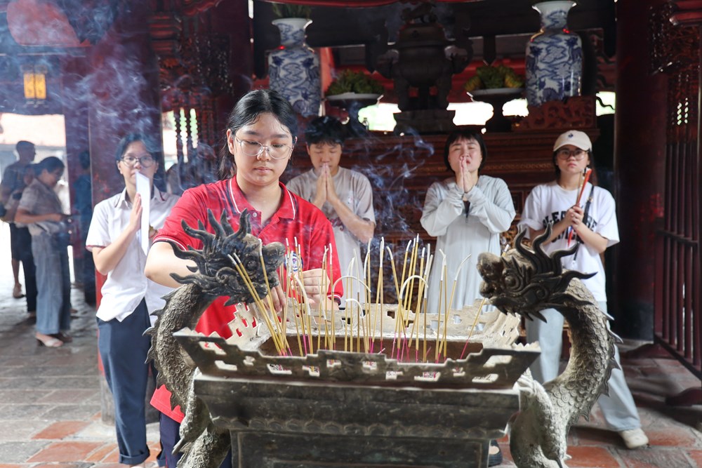 Phụ huynh và học sinh đổ về Văn Miếu cầu may trước kì thi vào lớp 10  - ảnh 4