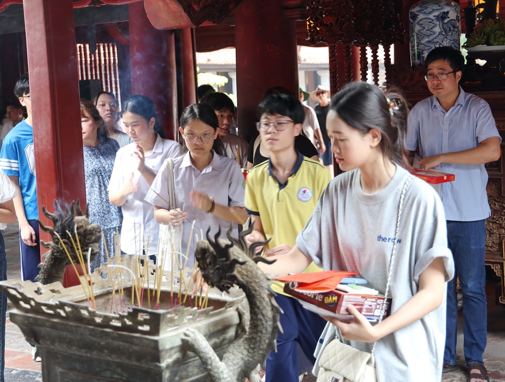 Phụ huynh và học sinh đổ về Văn Miếu cầu may trước kì thi vào lớp 10  - ảnh 5