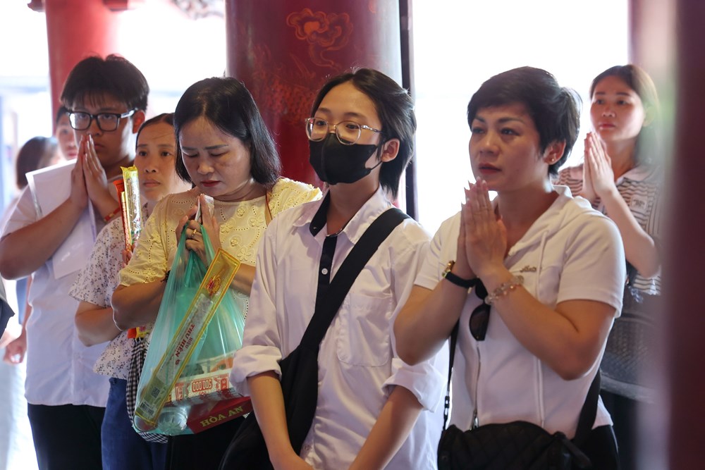Phụ huynh và học sinh đổ về Văn Miếu cầu may trước kì thi vào lớp 10  - ảnh 7