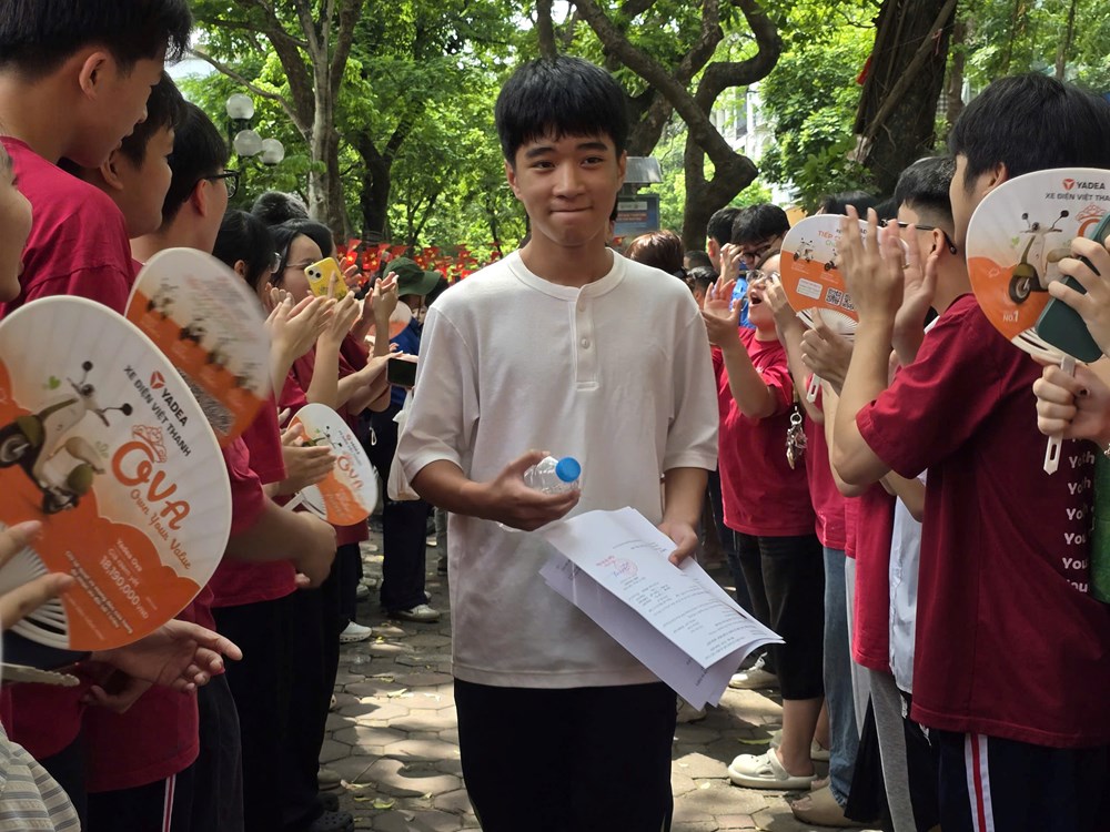 Buổi thi đầu tiên vào lớp 10 tại ngôi trường “náo nhiệt” nhất Hà Nội - ảnh 22