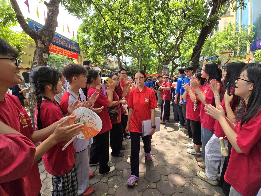 Buổi thi đầu tiên vào lớp 10 tại ngôi trường “náo nhiệt” nhất Hà Nội - ảnh 18