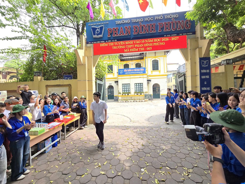 Buổi thi đầu tiên vào lớp 10 tại ngôi trường “náo nhiệt” nhất Hà Nội - ảnh 16