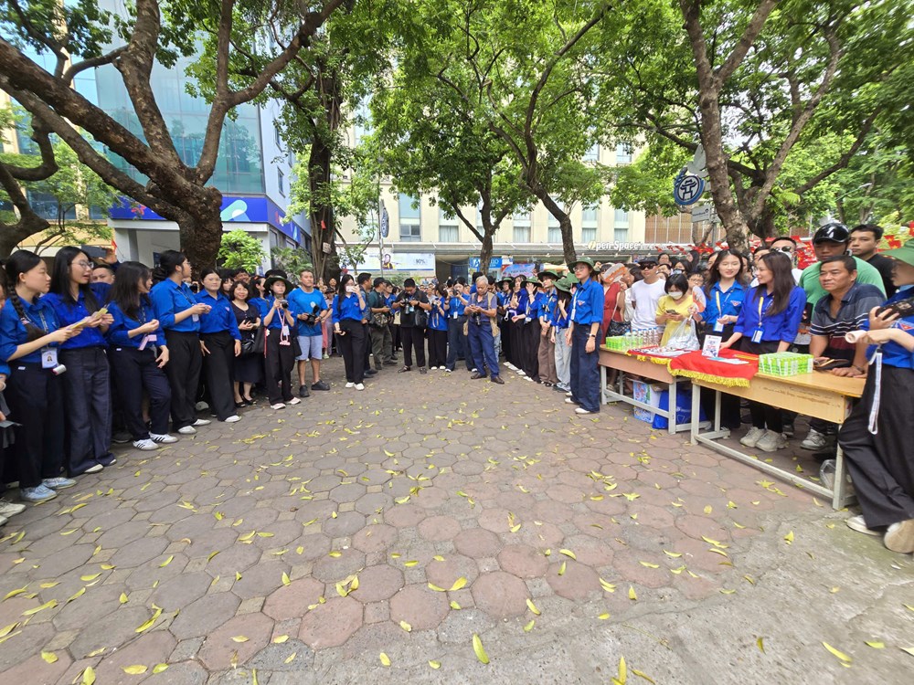 Buổi thi đầu tiên vào lớp 10 tại ngôi trường “náo nhiệt” nhất Hà Nội - ảnh 6