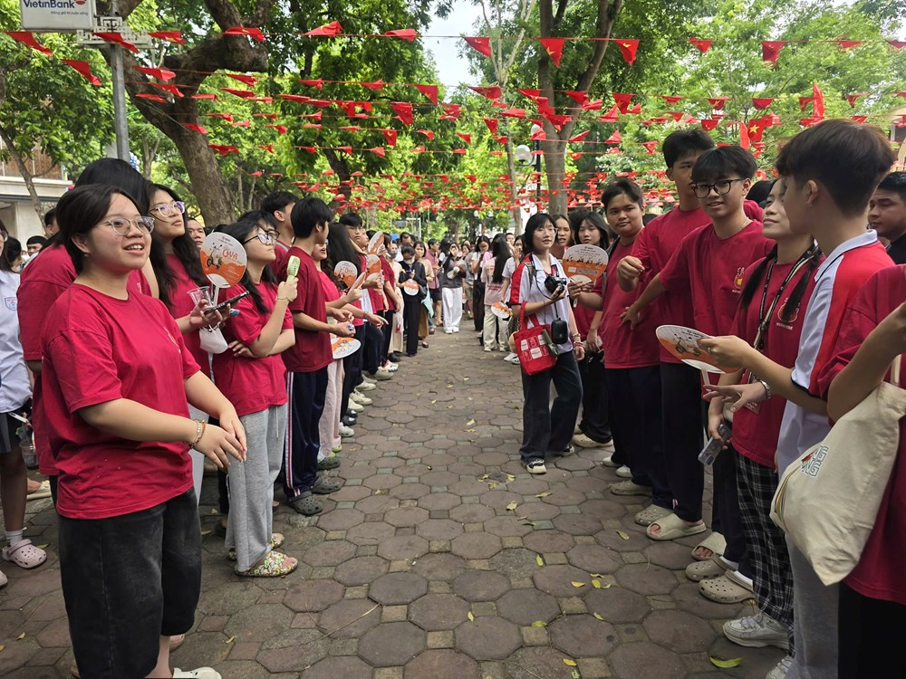 Buổi thi đầu tiên vào lớp 10 tại ngôi trường “náo nhiệt” nhất Hà Nội - ảnh 8
