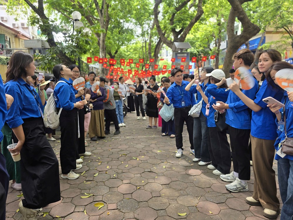 Buổi thi đầu tiên vào lớp 10 tại ngôi trường “náo nhiệt” nhất Hà Nội - ảnh 7