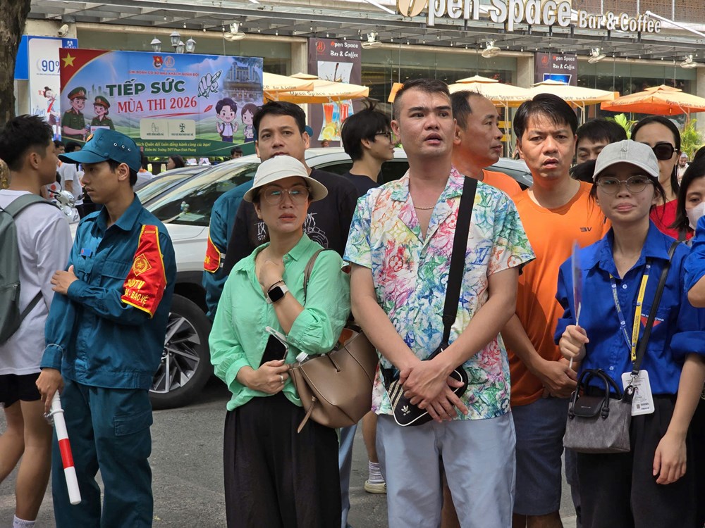 Buổi thi đầu tiên vào lớp 10 tại ngôi trường “náo nhiệt” nhất Hà Nội - ảnh 11