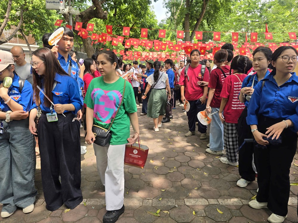 Buổi thi đầu tiên vào lớp 10 tại ngôi trường “náo nhiệt” nhất Hà Nội - ảnh 9