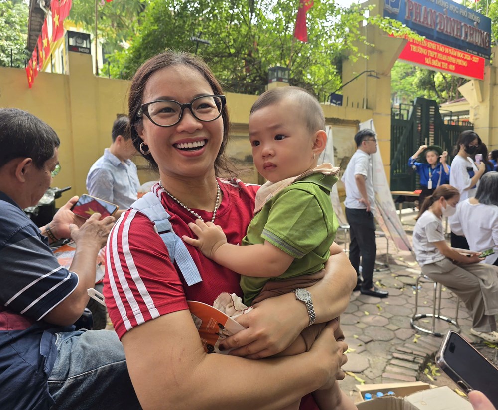 Buổi thi đầu tiên vào lớp 10 tại ngôi trường “náo nhiệt” nhất Hà Nội - ảnh 14
