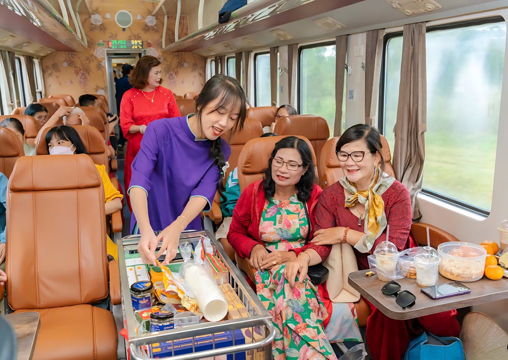 Quét QR đặt hàng đặc sản trên tàu và tự động xếp chỗ khi mua vé - ảnh 1