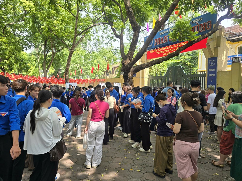 Buổi thi đầu tiên vào lớp 10 tại ngôi trường “náo nhiệt” nhất Hà Nội - ảnh 1