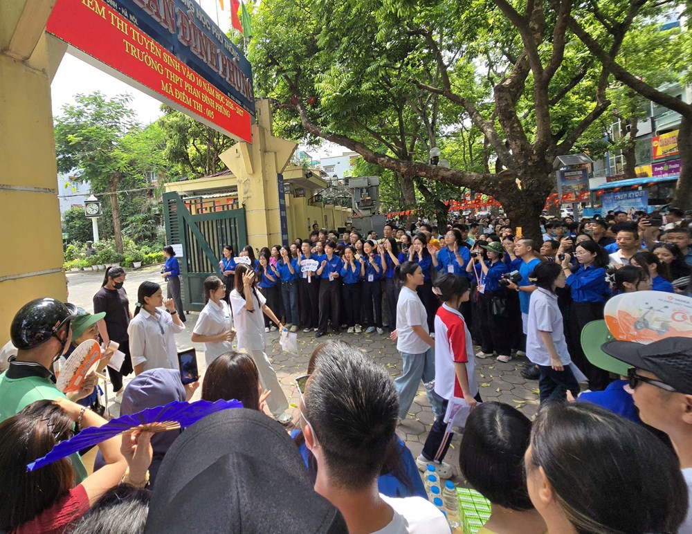 Buổi thi đầu tiên vào lớp 10 tại ngôi trường “náo nhiệt” nhất Hà Nội - ảnh 17