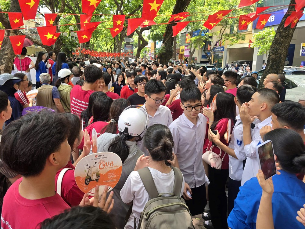 Buổi thi đầu tiên vào lớp 10 tại ngôi trường “náo nhiệt” nhất Hà Nội - ảnh 19