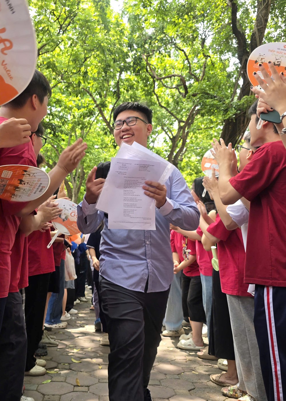 Buổi thi đầu tiên vào lớp 10 tại ngôi trường “náo nhiệt” nhất Hà Nội - ảnh 21