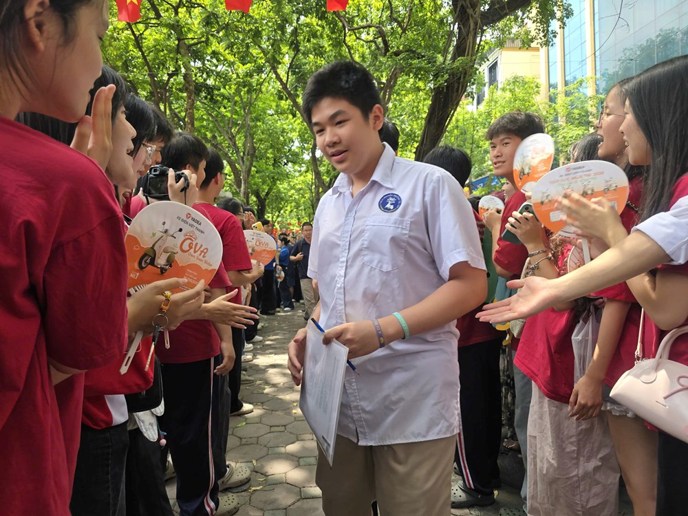 Buổi thi đầu tiên vào lớp 10 tại ngôi trường “náo nhiệt” nhất Hà Nội - ảnh 20